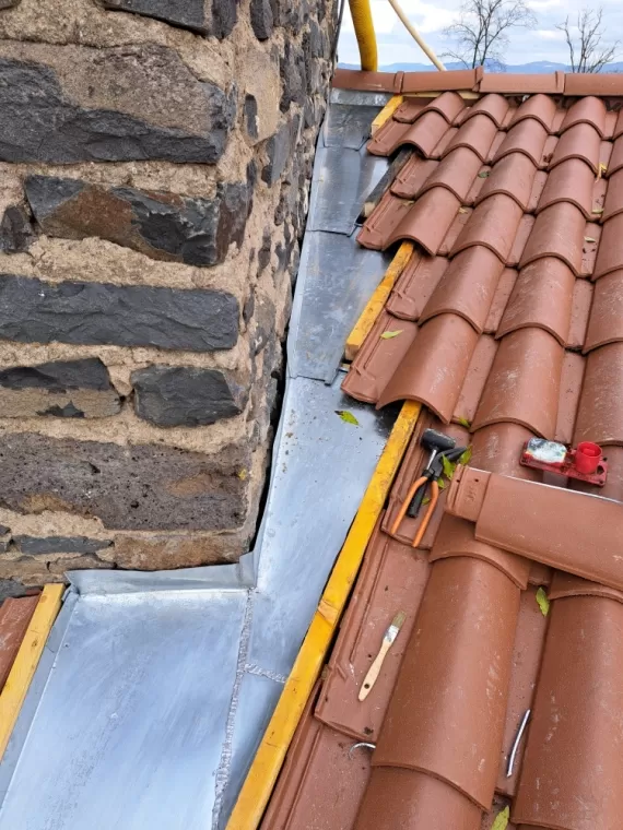 Création d'un couloir en zinc sur toiture neuve à Tourzel-Ronzières, Issoire, Gwladys Poulnais