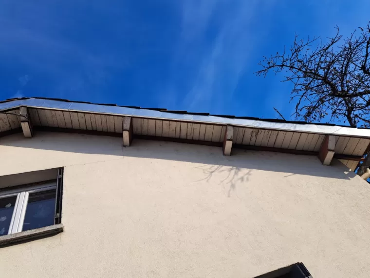 Adaptation d'une rive en zing sur une maison à Issoire , Issoire, Gwladys Poulnais