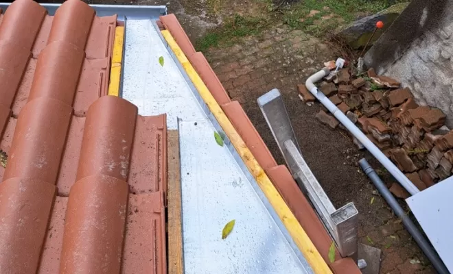 Création d'un couloir en zinc sur toiture neuve à Tourzel-Ronzières, Issoire, Gwladys Poulnais