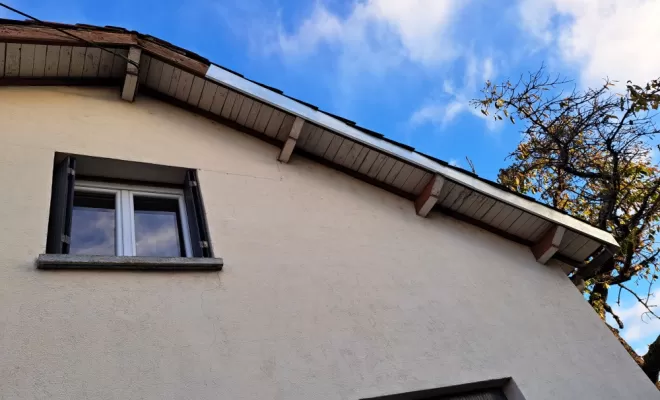 Adaptation d'une rive en zing sur une maison à Issoire , Issoire, Gwladys Poulnais