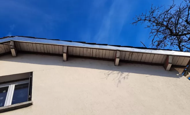 Adaptation d'une rive en zing sur une maison à Issoire , Issoire, Gwladys Poulnais