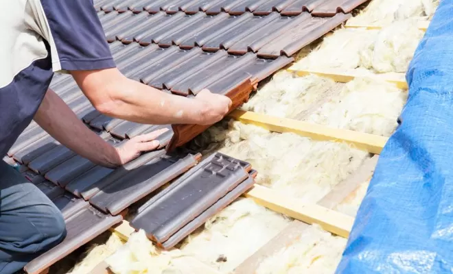 Pose de tuiles, Issoire, Gwladys Poulnais